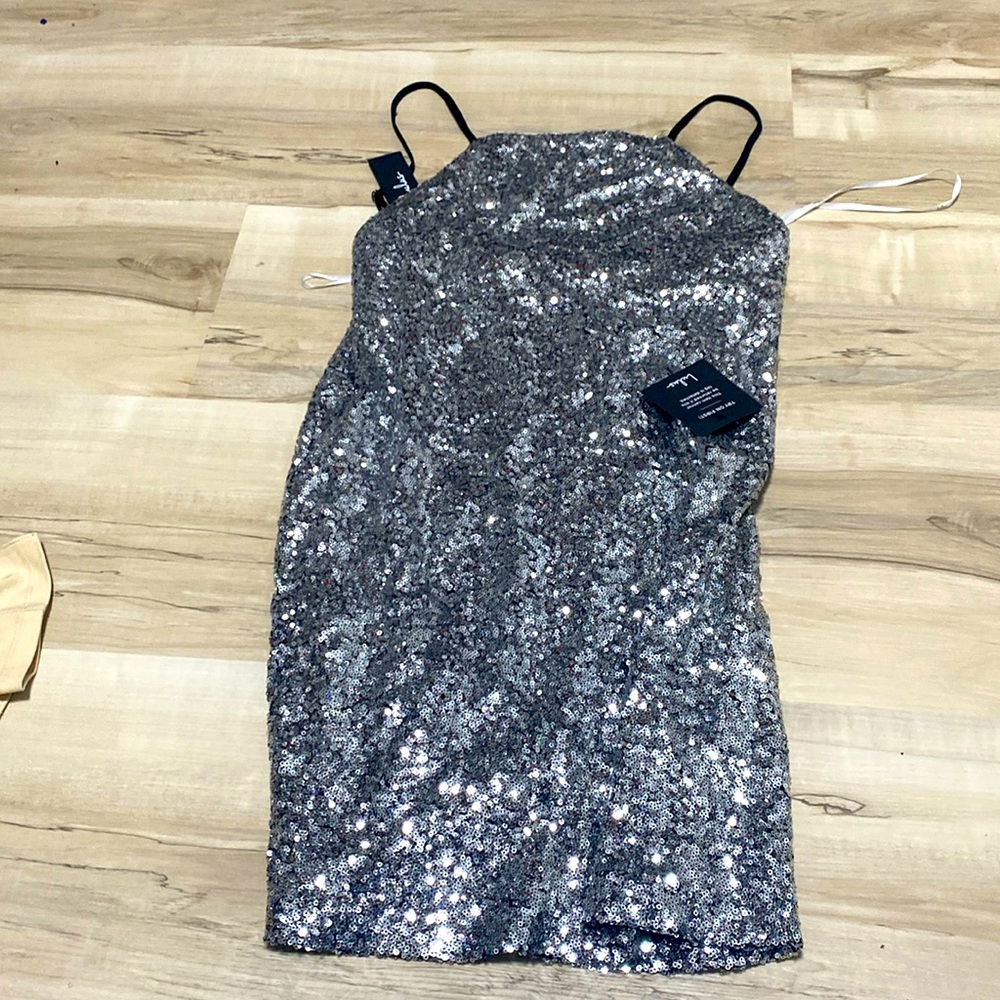NWT. absolutely beautiful. Sequence dress